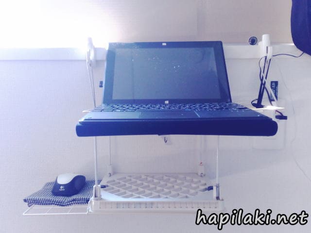 最小のパソコンデスクを窓際に自作した はぴらき合理化幻想